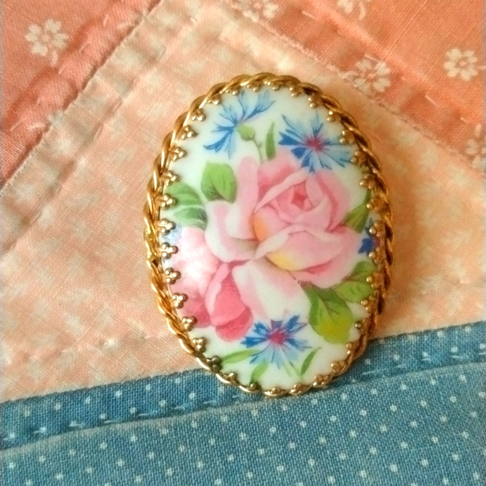 18k gold Vintage hand painted broche from Paris Circa early 1900's